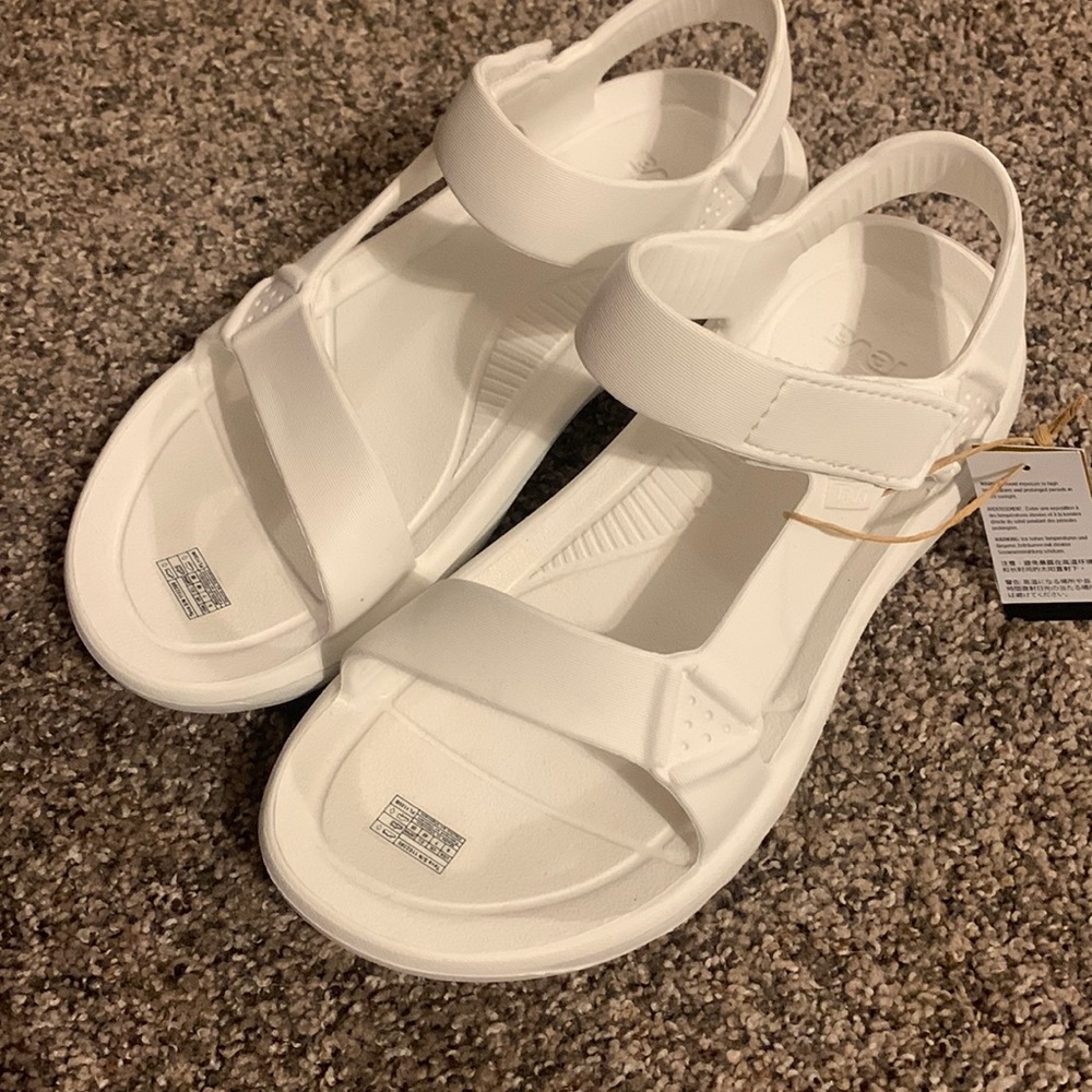 Teva Hurricane Drift White Womens size 9 fit like a 10?